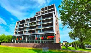 <p>Kramerslaan 15 / Boerenkrijgsingel - Hasselt</p><p>Ruim en energiezuinig appartement van 140 m2 met een groot terras van 40m².</p><p>- Het appartement heeft reeds een B-label met een waarde van 145 kWh, maar kan mits een aanpassing gemakkelijk naar label A gebracht worden. (Meer info hierover via kantoor)</p><p>- Dit appartement is gelegen op de hoek van de Kramerslaan en de Boerenkrijgsingel.</p><p>- Daar dit het enige appartement is op deze verdieping, is er langs beide zijden veel lichtinval in alle leefruimtes.</p><p>- De woonkamer met aansluitend de eetkamer, is één grote ruimte van 60 m², met over de ganse lengte ramen, die zicht en toegang geven tot het grote terras van 40m² met een breedte van 3 meter.</p><p>- Tussen woonkamer- en eetkamergedeelte bevindt zich de keuken met aanrecht die perfect geschikt is als ontbijttafel of een snelle maaltijd of 4 uurtje.</p><p>- Aansluitend aan de keuken begint de nachthal, die toegang geeft tot de grote slaapkamer en badkamer met badkamermeubel, voorzien van dubbele wasbak en gemakkelijke inloopdouche.</p><p>- Aan de andere zijde van badkamer is er ook een kortere gang voorzien van inbouwkasten, met toegang tot de ruime berging/wasplaats en het afzonderlijk toilet.</p><p>- De 2de kleinere slaapkamer, die voorzien is van mini-badkamer met wasbak en douche, bevindt zich aan de totaal andere zijde van het appartement, in de nabijheid van het gastentoilet.</p><p>- Dankzij deze indeling hebben de gebruikers van de afzonderlijke slaapkamers, hun eigen badkamer en toilet, wat voor de nodige privacy zorgt.</p><p>- In de ondergrondse verdieping is er nog een berging voorzien.</p><p>- Er is de mogelijkheid voor het bijkopen van een aparte autostaanplaats.</p><p>=> Wenst u meer info of een vrijblijvend bezoek? Aarzel net en bel 011-603040 of 0486-603040.</p>