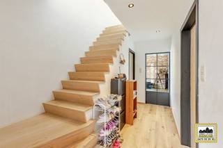 <p>Alweer VERKOCHT op 1e BEZOEKDAG. Contacteer ons als u ook op 1 DAG wil verkopen.</p><br /><p>!!AANDACHT! UPDATE 23/10/2025 - Op dit ogenblik is de agenda voor deze bezoekdag volledig volzet, alvast bedankt voor het begrip.<br />"ABSOLUTE TOPPER" - Afspraak ENIGE BEZOEKDAG ENKEL telefonisch via Randy Remue op 0479/ 99. 99. 90, meer info via Facebook "Remue Randy" - LIKE de pagina en blijf op de hoogte van alle nieuwe woningen. Deze prachtige en verder af te werken woning vinden we terug te Beekstraat 15, Merelbeke-Melle. Indeling: Via de inkomhal met knappe houten trap kom je binnen in een uitzonderlijk aangename en lichtrijke leefruimte. Grote glaspartijen zorgen voor een overvloed aan natuurlijk licht en creëren een prachtig zicht op de tuin. De open, moderne keuken is volledig uitgerust en sluit naadloos aan op de leefruimte — ideaal om te koken en tegelijk te genieten van het uitzicht. Via de vaste trap in de inkomhal gaan we naar het 1e verdiep waar we de 3 slaapkamers terug vinden. Eén van de slaapkamers is voorzien van een eigen doucheruimte. Op dit verdiep vinden we de verder af te werken badkamer terug waar reeds een hoekbad is voorzien. De uiterst mooie tuin is een echte troef: voorzien van een aangelegd terras, een mooi gazon én bereikbaar via een handige zij-oprit. De verder in te richten buitenruimte/zorgwoning is de kers op de taart. Deze woning is een ABSOLUTE TOPPER voor starters, gezinnen of investeerders. Gelegen vlakbij winkels, scholen, openbaar vervoer en op 1 km van de autosnelweg. <br />P-score: B / G-score: A. VOOR ZEER SNELLE BESLISSERS!!<br />IMMO ZONE RHODELAND RANDY REMUE - 0479/ 99. 99. 90</p>