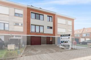 <p><span>Energiezuinige bel etage woning met 3 slaapkamers, zonnepanelen, batterij, airco en ZO tuin.</span></p><p><span>Gelegen in een rustige, kindvriendelijke woonwijk nabij scholen, winkels, openbaar vervoer en belangrijke verbindingswegen richting Antwerpen, geniet u hier van een perfecte combinatie tussen bereikbaarheid en woonkwaliteit. Bovendien zorgen de nabijgelegen parken en groene zones voor extra ontspanning en een aangename leefomgeving.</span></p><p><span>Een ideale gezinswoning voor wie comfortabel, centraal en zorgeloos wil wonen.</span><span> </span></p><p><span> </span></p><h2><span>Indeling</span></h2><h3><span>Gelijkvloers</span></h3><ul><li><span>Ruime inkomhal met toegang tot de praktische berging en de ruime garage. </span></li><li><span>Royale garage van ca. 30 m² met rechtstreekse aansluiting op de tuin. </span></li><li><span>ZO-georiënteerde tuin met een zonnig terras van ca. 42 m² en een ruim tuinhuis. </span></li></ul><h3><span>1ste verdieping</span></h3><ul><li><span>Overloop met apart gastentoilet. </span></li><li><span>Lichtrijke en ruime leefruimte voorzien van airconditioning en aansluitend op de keuken. </span></li><li><span>Verzorgde keuken uitgerust met alle hedendaagse comfort. </span></li></ul><h3><span>2de verdieping</span></h3><ul><li><span>Drie slaapkamers van ca. 17 m², 12 m² en 7,5 m², waarvan de master bedroom voorzien is van airconditioning. </span></li><li><span>Vernieuwde badkamer (2005) uitgerust met douche, toilet en lavabo. </span></li></ul><h2><span>Extra troeven</span></h2><ul><li><span>Rolluiken aanwezig doorheen de volledige woning. </span></li><li><span>Uitgerust met 8 zonnepanelen en thuisbatterij van 10 kW. </span></li><li><span>Ruime oprit voor 3 wagens en garage.</span></li></ul><p><span>Airconditioning aanwezig in de leefruimte en master bedroom. </span></p>