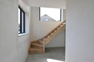 Achter de charmante vakwerkwoning aan Veerstraat 60B schuilt deze knappe, energiezuinige nieuwbouwwoning die hedendaags wooncomfort moeiteloos combineert met rust en privacy. Het pand is afgewerkt met de allernieuwste technieken en kwalitatieve materialen, wat garant staat voor duurzaam en zorgeloos wonen. De verwarming gebeurt door middel van een warmtepomp met vloerverwarming en zonneboiler in combinatie met zonnepanelen.<br /><br />Bij het betreden van de woning komt u in een verzorgde inkomhal met apart gastentoilet. Het gelijkvloers omvat verder een praktische berging, een volledig ingerichte keuken en een lichtrijke leefruimte die uitkijkt op de tuin – ideaal voor gezellige momenten met familie en vrienden.<br /><br />Op de eerste verdieping bevinden zich drie volwaardige slaapkamers, een moderne badkamer, een apart toilet en een nachthal. De hoge plafonds in zowel de dag- als nachthal creëren een uitgesproken gevoel van ruimte en licht, wat het wooncomfort aanzienlijk versterkt.<br /><br />De zolderverdieping biedt bijkomende stockageruimte.<br /><br />Buiten geniet u van een onderhoudsvriendelijke tuin met aangenaam terras, perfect om tot rust te komen. Daarnaast is er parkeergelegenheid voorzien.<br /><br />Samenvatting van de aankoopmodaliteiten:<br />Grondwaarde: € 100.000,00 + 12% registratierechten<br />Constructiewaarde: € 237.190,00 + 21% BTW<br /><br />Totale prijs: € 399.000,00 exclusief de schrijfkosten en de kosten van de nutsaansluitingen.<br /><br />Bent u op zoek naar een instapklare nieuwbouwwoning in het landelijke en gezellige Wellen? Dan is deze woning absoluut een bezoek waard. Neem vandaag nog contact op voor meer informatie of een bezichtiging.