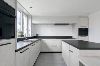 Dit ruim, luxueus afgewerkte appartement is gerenoveerd met oog voor detail, waarbij telkens een stap verder is gezet dan “de standaard”.Dankzij de...