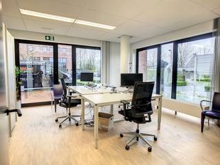 Gelijkvloers verhuurd kantoor van ca. 471 m² op centrale ligging te Roeselare.Omvat:- onthaal/open bureel met aanpalend archief- kitchenette achter schuifwand- 6 aparte burelen/vergaderzalen- landschapsbureel van ca. 200 m²- eetruimte met aparte kitchenette- serverlokaal- stockageruimte/berging- sanitair in de inkomhalSpecificaties:- vloercontactdozen- vloerbekleding: parket en tapijtbekleding- systeemplafond met geïntegreerde verlichtingDeze bureelruimte maakt deel uit van het Clintonpark en is goed zichtbaar vanaf de grote Ring van Roeselare.6 private parkeerplaatsen inbegrepen. (3 bovengrondse - 3 ondergrondse)Vlot bereikbaar vanaf de autostrade en op ongeveer 5 minuten van het centrum van Roeselare.De eigendom is gelegen in een zone voor kantoren en wonen. Hierdoor kan de site geheel of gedeeltelijk bestemd worden naar woningen binnen het bestaande gebouw.Bent u op zoek naar bedrijfsvastgoed bestaande uit een verhuurd kantoor te koop in Roeselare? Aarzel dan niet om ons te contacteren op het nummer 051 21 22 23.