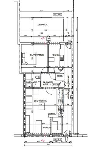 <p><strong><span>Ruim 1-slaapkamerappartement op centrale ligging</span></strong></p>
<p><span>Bent u op zoek naar een ruim appartement, centraal gelegen en op wandelafstand van het openbaar vervoer? Dan is dit appartement zeker het bekijken waard.</span></p>
<p><span>Het appartement bevindt zich op de <strong>gelijkvloerse</strong></span><strong><span><strong> </strong>verdieping</span></strong><span> van een kleinschalig gebouw met slechts drie appartementen. Via de gemeenschappelijke traphal bereikt u de inkomhal, die toegang biedt tot een apart toilet, een handige bergkast, een ruime slaapkamer, de badkamer en de lichte woonkamer.</span></p>
<p><span>De woonkamer sluit aan op de ingerichte keuken. Vanuit de keuken heeft u toegang tot een veranda dewelke niet vergund is en een ruim terras met tuin.</span></p>
<p><span>Het appartement is momenteel </span><strong><span>verhuurd</span></strong><span>, wat het ook interessant maakt als investering.</span></p>
<p><span>Achteraan het gebouw bestaat bovendien de mogelijkheid om </span><strong><span>een garage of berging aan te kopen</span></strong><span>.</span></p>
<p><strong><span>Kenmerken:</span></strong></p>
<ul>
<li>
<p><span>Bewoonbare oppervlakte: 92</span><strong><span> m²</span></strong></p>
</li>
<li>
<p><strong><span>1 ruime slaapkamer</span></strong></p>
</li>
<li>
<p><strong><span>EPC-label D</span></strong></p>
</li>
<li>
<p><span>Dak geïsoleerd</span></p>
</li>
<li>
<p><span>Elektrische installatie conform</span></p>
</li>
<li>
<p><span>Verwarming via elektrische accumulatie</span></p>
</li>
<li>
<p><span>terras van ca. 18 m²</span></p>
</li>
<li>
<p><span>Momenteel verhuurd</span></p>
</li>
<li>
<p><span>Mogelijkheid tot aankoop van garage of berging</span></p>
</li>
</ul>
<p><strong><span>Interesse?</span></strong><span> Maak tijdig uw afspraak en ontdek zelf de mogelijkheden van dit appartement.</span></p>