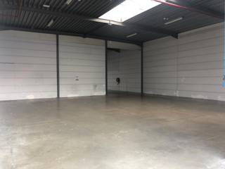 <span><span>Magazijn 255m² met kantoorruimte van 136m²met sectionaal poort gelegen aan de E19 afrit Mechelen-Zuid.</span></span><br />
<ul>
<li>KMO-unit van 255m² (unit 3)</li>
<li>Kantoren van in totaal 136m² (gekoppeld met “KMO-unit 3”)</li>
<li>Uitstekende bereikbaarheid door ligging aan de op- en afrit van E19 Antwerpen-Brussel</li>
<li>Uniek aanbod in een markt met een hoge vraag</li>
<li>Hoogte KMO-unit: +/-6m</li>
<li>Beschikbaar vanaf 1/3/2026</li>
</ul>