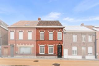 Deze klassiek gebouwde woning is gelegen in de <strong>René de Clercqstraat</strong>, in het centrum van Deerlijk.<br /><br />Op het gelijkvloers beschikt de woning over een inkomhal, <strong>een afzonderlijke salonruimte en eetplaats</strong>, een keuken, badkamer en praktische berging. De badkamer is uitgerust met een <strong>ligbad, lavabo en toilet</strong>. Vanuit de eetplaats is er toegang tot de trap naar de eerste verdieping, die bestaat uit een overloop en <strong>drie slaapkamers.</strong><br /><br />Verder beschikt de woning over <strong>een ruime zolder en kelder</strong>. Achteraan bevindt zich <strong>een terras en een deels betegelde buitenruimte</strong>, evenals een praktische <strong>berging met zolder</strong>, ideaal voor extra opslagruimte.<br /><br />De woning geniet van een <strong>gunstige zuidoriëntatie</strong> en beschikt over PVC-buitenschrijnwerk met isolerende beglazing en geïsoleerde dakvlakken. Het gelijkvloers wordt verwarmd met gaskachels en de woning is aangesloten op de klassieke nutsvoorzieningen.<br /><br />Met een <strong>energielabel C en geen renovatieplicht </strong>biedt deze woning een interessante combinatie van karakter, comfort en mogelijkheden. <strong>Een degelijk gebouwde woning met karakter</strong>, centraal gelegen en met ruimte om verder naar eigen smaak te moderniseren en in te richten.