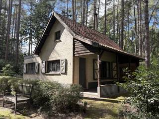 Deze woning te Essen beschikt over een woonkamer op tegelvloer van 25m² met een gezellige houtkachel. De keuken (ca 11m²) beschikt over een...