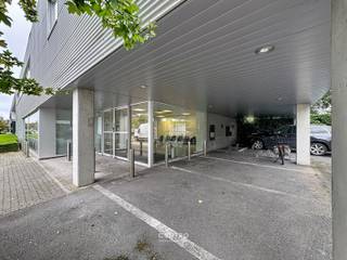 <p><u><strong>INDELING:</strong></u><br /><strong><em>Gelijkvloers (430m<sup>2</sup>)</em>:</strong> inkom via automatische dubbele glazen deur - sas - receptie/onthaal met wachtruimte en burelen - verschillende afzonderlijke burelen/vergaderzalen met veel natuurlijk daglicht - sanitair (dames/heren) - geïnstalleerde keuken/eetplaats - berging - technische ruimte en afzonderlijk serverlokaal.<br /><br /><u><strong>AFWERKING:</strong></u><strong> </strong>bevloering met keramische tegels en vasttapijt - grote glaspartijen (veel lichtinval) - verlaagd plafond met ingewerkte verlichting - aluminium schrijnwerk met dubbele beglazing - ingemaakte kasten op maat.<br /><u>Algemeen</u>: instapklaar, in goede staat en goed onderhouden.<br /><br /><u><strong>NUTSVOORZIENINGEN:</strong></u><strong> </strong>stads -en regenwater - CV op aardgas - elektriciteit - telefonie/internet - AIRCO (warm/koud) - voorzieningen alarm -en camerabewaking (bekabeling).<br /><br /><strong><u>BESTEMMING:</u></strong> handel, kantoor, diensten, vrij beroep, ...<br /><br /><u><strong>LIGGING:</strong></u> langs drukke invalsweg van Brugge. <br /> </p>
<p><u>* Bijzonderheden:</u><br />- 10 private parkeerplaatsen op het terrein, alsook <strong>veel parkeergelegenheid langs de openbare weg</strong> voor de deur.<br />- De vermelde maandelijkse huurprijs is exclusief onroerende voorheffing, gemeenschappelijke kosten en persoonlijk verbruik van de nutsen (afzonderlijke tellers).<br />- Onze referentie op <strong>www.centro.be</strong>: <strong>L0115-K</strong><br />Graag meer informatie of bezichtiging gewenst: <strong>info@centro.be</strong> of <strong>050 70 01 02</strong>.</p>