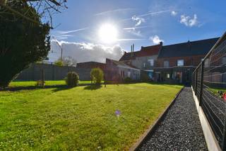 Deze rustig en toch centraal gelegen jonge woning ligt in het centrum van Beke (deelgemeente van Lievegem en nabij Gent) en heeft de volgende indeling:
Inkomhal met gastentoilet, een lichtrijke leefruimte met eetplaats die uitkijkt op het groen, een ruim geïnstalleerde keuken met aansluitend een berging en een grote zithoek.
Op de eerste verdieping zijn er 3 ruime slaapkamers, een badkamer voorzien van een ligbad, inloopdouche en badkamermeubel en een afzonderlijk toilet aanwezig.
Topligging: Winkels, warenhuizen, slager, bakker, schooltje in de directe buurt en het Dorp van Waarschoot op fietsafstand en op minder dan een kwartiertje ben je in Gent.
De moderne architect ademt licht en ruimte en de visuele interactie met het aangenaam terras met de zonnige, privaat ingesloten tuin. Het groot terras staat garant voor zalige, lange zomeravonden met vrienden en familie rond de BBQ en op de eerste verdieping kan je ook genieten van een mooi privaat terras. Een unicum!
Als kers op de taart is er een afzonderlijke garage die bijzonder praktisch is en ook voor de woning is er een private standplaats aanwezig.
Wens je een rondleiding van een Unicum-specialist?
Bel 09 336 16 15 of mail naar info@vastgoedunicum.be, wij helpen u graag verder!
Virtuele rondleiding?
https://youtube.com/shorts/pUDQCXlnBr8