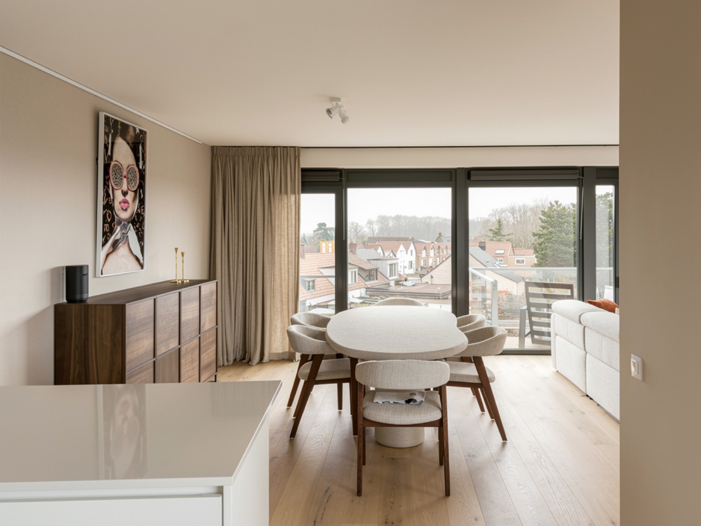 SCHITTERENDE penthouse voorzien van alle comfort, met grote zonneterrassen en paarkeerplaats in de ondergrondse garage centraal gelegen midden in het centrum van Sluis op 15 minuutjes van Knokke-Heist. - foto 5