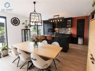 <h2><span>Recent en stijlvol appartement met ruim zuidwestgericht terras</span></h2><p><span>Op zoek naar een </span><span>modern, energiezuinig en instapklaar appartement</span><span> met uitzonderlijk veel buitenruimte? Dit prachtige appartement uit 2021 combineert hedendaags wooncomfort met rust, privacy en een uitstekende bereikbaarheid.</span></p><p><span>Gelegen op de eerste verdieping van een </span><span>kleinschalige en eigentijdse residentie met slechts zes entiteiten</span><span>, geniet u hier van een aangename en rustige woonomgeving.</span></p><p><span>De lichtrijke leefruimte vormt het hart van het appartement en biedt dankzij de grote raampartijen een overvloed aan natuurlijk daglicht. De open, volledig uitgeruste keuken is niet alleen stijlvol, maar werd ook ingericht met oog voor duurzaamheid en praktisch comfort.</span></p><p><span>Een absolute blikvanger is het </span><span>ruime zuidwestgerichte terras van maar liefst ca. 25 m²</span><span>. Een heerlijke plek om in alle privacy te genieten van de middag- en avondzon, gezellig te tafelen of simpelweg tot rust te komen.</span></p><p><span>Het appartement beschikt over </span><span>twee volwaardige slaapkamers</span><span>, een ruime badkamer en een praktische berging/wasplaats. Dankzij de lift is het appartement bovendien vlot bereikbaar.</span></p><p><span>Ook op het vlak van parkeren en energiecomfort laat deze woning niets te wensen over. </span><span>Een privatieve parkeerplaats vooraan én een ruime garagebox achteraan</span><span> zijn inbegrepen in de verkoopprijs. De aanwezige </span><span>zonnepanelen</span><span> zorgen mee voor een energiezuinige woonervaring.</span></p><h3><span>De troeven op een rij:</span></h3><ul><li><span>Recent appartement van bouwjaar 2021</span></li><li><span>Kleinschalige residentie met slechts 6 entiteiten</span></li><li><span>2 slaapkamers</span></li><li><span>Lichtrijke leefruimte</span></li><li><span>Volledig uitgeruste en duurzame keuken</span></li><li><span>Zuidwestgericht terras van ca. 25 m²</span></li><li><span>Ruime badkamer</span></li><li><span>Praktische berging/wasplaats</span></li><li><span>Lift aanwezig</span></li><li><span>Zonnepanelen</span></li><li><span>Privatieve parkeerplaats inbegrepen</span></li><li><span>Ruime garagebox inbegrepen</span></li><li><span>Rustige ligging met vlotte bereikbaarheid</span></li><li><span>Mogelijkheid tot aankoop van het appartement inclusief meubilair</span></li></ul><p><span>Een bijzonder aangenaam appartement dat comfort, ruimte en energiezuinig wonen perfect weet te combineren.</span></p><p><span>Interesse om deze mooie woongelegenheid zelf te ontdekken? </span><span>Contacteer ons vandaag nog voor een bezoek.</span></p>