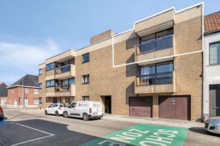 <span><span>Op zoek naar een centraal gelegen studio voor eigen bewoning of een interessante opbrengsteigendom in het centrum van <strong>Roeselare</strong>? Lees dan zeker verder!<br /><br />Deze studio is gelegen in de Steenstraat, op een uitstekende locatie in de stadskern van Roeselare. Winkels, scholen, openbaar vervoer en tal van andere voorzieningen situeren zich op wandelafstand.<br /><br />De studio bevindt zich op de tweede verdieping van een <strong>kleinschalige residentie</strong>, opgericht in 1976, en beschikt over een gezellige en lichtrijke leefruimte met eet- en zithoek, slaaphoek, <strong>aanpalend buitenterras</strong>, een open keuken, een badkamer uitgerust met douche, lavabo, toilet en wasplaats en een aparte berging.<br /><br />Men beschikt over een <strong>EPC-label E (449 kWh/m²jaar)</strong>, waardoor er een renovatieplicht geldt.<br /><br /><strong>De studio staat leeg en is dus meteen beschikbaar bij akte. </strong><br /><br /><u>Troeven:</u></span></span>
<ul>
<li><span><span>Onmiddellijk beschikbaar bij akte;</span></span></li>
<li><span><span>Lichtrijke en gezellige leefruimte;</span></span></li>
<li><span><span>Centrale ligging in het centrum van Roeselare;</span></span></li>
<li><span><span>Zowel geschikt als investering als voor eigen bewoning.</span></span></li>
</ul>
<span><span> Interesse? Neem gerust even contact met ons op voor meer informatie of een bezoek ter plaatse en ontdek zelf de troeven van dit centraal gelegen appartement in Roeselare. Bel Diksimmo op het nummer <strong>051 50 11 51</strong> of mail naar diksmuide@diksimmo.be.</span></span>