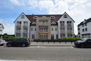 Gesloten garagebox te huur op een centrale ligging in hartje Zoute. Ruime in-en uitrit, verwarmde helling. Contacteer Immo Knokke Real Estate om...