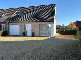 Recentbouw op uiterst rustige ligging met 3 slks, inpandige garage en grote oprit.<br /><br />Deze woning is instapklaar, zeer goed verzorgd en heeft een topligging te Kuurne. De Poolster is een doodlopende straat met een aangenaam speeltuintje centraal op de wijk.<br /><br />Inkom met apart toilet, leefruimte met grote raampartijen en aanpalende keuken. Deze is volledig geïnstalleerd, vele kastruimtes en heeft plaats voor een eettafel. Een aparte berging en doorgang naar de garage. Achteraan de woning is er een grote leef-veranda geplaatst, ideale tweede leefplaats!<br /><br />Het verdiep bevat 3 mooie slaapkamers en een badkamer. Wasmeubel, ligbad met douchescherm en toilet.<br /><br />De tuin is volledig omheind, heeft een groot terras en praktisch tuinhuis.<br /><br />PLUSPUNTEN:<br />+ ligging!<br />+ EPC B<br />+ instapklaar