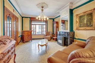 Ontdek deze karaktervolle herenwoning met prachtige art-decoaccenten, op slechts 20 meter van het winkelcentrum van Geraardsbergen. Authentieke elementen, hoge plafonds en royale ruimtes maken dit de ideale woning voor liefhebbers van karakter en stijl.<br /><br />Via de statige inkomhal bereikt u de lichtrijke leefruimte, eetkamer, het salon, de keuken, de trappenhal en de kelder. Het salon en de eetkamer worden gescheiden door een authentieke houten deurpartij met geslepen glas, een echte blikvanger. Achteraan bevinden zich de keuken, badkamer en veranda met toegang tot de gezellige stadstuin. Het bijgebouw van ca. 11 m² per verdieping biedt tal van mogelijkheden als hobbyruimte, atelier of berging.<br /><br />De eerste verdieping telt twee ruime slaapkamers, waarvan één met een natuurstenen terras aan de voorzijde. Op de tweede verdieping bevinden zich nog twee volwaardige slaapkamers. Via een vaste trap bereikt u de ruime inrichtbare zolder, ideaal voor extra slaapkamers of een polyvalente ruimte.<br /><br />Dankzij de centrale ligging, vlak bij winkels, scholen, openbaar vervoer en het historische centrum, vormt deze herenwoning een unieke opportuniteit. Mits een energetische renovatie creëert u hier een stijlvolle gezinswoning waarin authentieke charme en hedendaags wooncomfort perfect samengaan.<br />4 slaapkamers en inrichtbare zolder, achterbouw kan moeiteloos open getrokken worden tot open leefruimte. <br />Na energetische renovatie is dit een ware parel in het centrum van Geraardsbergen.
