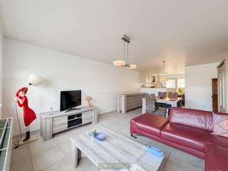 <strong>INSTAPKLAAR, GELIJKVLOERS APPARTEMENT</strong> met <strong>PRIVATIEVE GARAGE</strong> en <strong>RUIM TERRAS</strong> op vlot bereikbare locatie in <strong>HAALTERT</strong>. Deze verzorgde woonst combineert comfort met praktische indeling en <strong>MODERNE VOORZIENINGEN</strong>, ideaal voor wie op zoek is naar een <strong>ENERGIEZUINIG APPARTEMENT</strong> met gunstig EPC. U geniet van een aangename leefruimte met open keuken en <strong>AANSLUITENDE BERGING</strong>, <strong>TWEE VOLWAARDIGE SLAAPKAMERS</strong> en een ingerichte badkamer. Het <strong>GROTE PRIVATIEVE TERRAS</strong> vormt een echte meerwaarde en biedt <strong>DIRECTE TOEGANG TOT DE GARAGE MET EXTRA BERGRUIMTE</strong>. Dankzij de <strong>LAGE SYNDICKOSTEN</strong> is dit appartement bovendien financieel interessant, zowel voor eigen bewoning als als investering. Gelegen op een strategische locatie met <strong>VLOTTE VERBINDING NAAR ZOTTEGEM, NINOVE, ERPE-MERE EN DE E40</strong>.<br /><br />Adres: Heldergemstraat 54 te Haaltert<br /><br />EPC label B; P-score: B, G-score: B