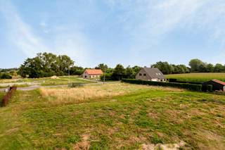 Ruim en gunstig georiënteerd perceel grond (499m²) rustig gelegen langs de Antwerpse Heirweg (woongebied met landelijk karakter / agrarisch gebied) te Sijsele (Damme) op een boogscheut van de Veldstraat, Doornstraat, Damme Golf & Country Club... Mogelijkheid tot het bouwen van een halfopen bebouwing op een rustige, centrale locatie nabij tal van faciliteiten zoals warenhuizen, buurtwinkels, scholen, openbaar vervoer, sportcomplex...<br /> De renders zijn een voorstelling van een mogelijke woning. Mogelijkheid tot kopen van een extra, aanpalend perceel van 798m2 met een vraagprijs van 50.000,00 euro.