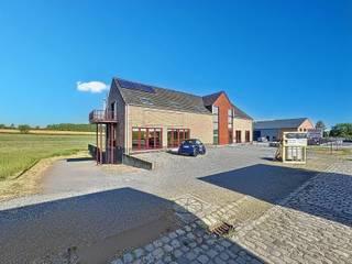 Havay — Immeuble mixte (±654 m²) avec parkings (avant et arrière pour minimum 15 véhicules), ascenseur et avec haute visibilité le long de la N6Vous...