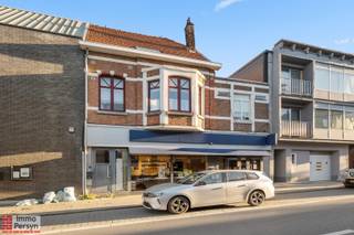 Bent u op zoek naar een zorgeloze en renderende investering op een absolute toplocatie?<br />Dit commerciële gelijkvloers, gelegen in het bruisende hart van Scherpenheuvel aan de Basilieklaan 41, biedt u een unieke kans. Het pand wordt verkocht als investeringseigendom: de bekende Leonidas-winkel is hier reeds jarenlang gevestigd en zal het pand blijven huren. Een stabiel rendement van bijna 6% bruto is mogelijk.<br /><br />Dit handelspand van circa 106 m² verkeert in uitstekende staat na een grondige renovatie in 2011. Ook op technisch vlak is het pand toekomstbestendig: met een gunstig EPC-label C, een condenserende gasketel én een airco geniet de huurder van een optimaal comfort. Het gebouw is bovendien volledig asbestveilig verklaard. Je koopt hier dus een instapklaar en kwalitatieve eigendom op een strategische locatie met een bewezen commercieel succes.<br /><br /><strong><u>INDELING:</u></strong><br /><strong>Gelijkvloers:</strong> winkelruimte, keuken, toilet en 2 extra ruimtes<br /><br />Ervaar zelf de vele voordelen van deze woning tijdens een persoonlijke rondleiding.<br />Maak vandaag nog je afspraak.<br />Mail naar info@immopersyn.be of bel 013 444 008.