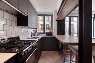 <p><span>Welkom in dit instapklare appartement van </span><span>97 m²</span><span>, ideaal gelegen op de eerste verdieping in het bruisende centrum van Antwerpen. </span></p><p><span>De ruime leefruimte baadt in het natuurlijke licht en sluit naadloos aan op de open keuken, waardoor een aangename en gezellige woonomgeving ontstaat.</span></p><p><span>De moderne keuken is uitgerust met een indrukwekkend </span><span>SMEG-gasfornuis</span><span>, perfect voor kookliefhebbers. </span></p><p><span>Het prachtige </span><span>Hongaarse eiken parket</span><span> geeft het appartement een warme en tijdloze uitstraling, terwijl </span><span>airconditioning in elke kamer</span><span> het hele jaar door optimaal comfort garandeert.</span></p><p><span>Het appartement beschikt over </span><span>twee volwaardige slaapkamers</span><span>, ideaal voor een gezin, een koppel of wie graag een thuisbureau voorziet.</span></p><p><span> Daarnaast is er een </span><span>gezellig terrasje</span><span>, waar u in alle rust kunt genieten van een kop koffie of een aperitief.</span></p><p><span>Extra troeven zijn de </span><span>privatieve berging in de kelder</span><span>, die zorgt voor bijkomende opslagruimte, en de uitstekende ligging op wandelafstand van winkels, restaurants, openbaar vervoer en alle voorzieningen die het historische stadscentrum te bieden heeft.</span></p><p><span>Een stijlvol, comfortabel en perfect gelegen appartement waar kwaliteit en karakter hand in hand gaan. Een unieke kans voor wie op zoek is naar een instapklare woning in het hart van Antwerpen.</span></p>
