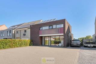 <strong>IDEALIS VASTGOED – GELIJKVLOERSE KANTOORRUIMTE MET BOVENLIGGEND APPARTEMENT OP EEN ZICHTLOCATIE IN DIEPENBEEK! Deze gelijkvloerse kantoorruimte van + - 105m² met bovenliggend apart toegankelijk appartement van + - 97 m² met zeer ruim terras is gelegen langs de Steenweg in Diepenbeek en heeft ruim voldoende parkeergelegenheid op eigen terrein. De perfecte zet voor zij die op zoek zijn naar een interessante investering op een zichtlocatie!<br /><br />LIGGING: </strong><br />Dit pand is gelegen langs de Steenweg, op de verbindingsweg tussen Diepenbeek en Hasselt. De centrale ligging biedt een goede verbinding met de omliggende woonkernen zoals Hasselt, Genk, Kortessem en Bilzen. De oude steenweg vormt tevens een belangrijke verbindingsroute met o.a. Maastricht.<br /><br /><strong>INDELING: </strong><br /><strong>Kantoorruimte: </strong><br />– Inkom – kantoorruimte momenteel ingericht als verschillende bureaus – keuken – vergaderruimte met uitzicht op tuin – toilet – technische ruimte/bergruimte –<br /><br /><strong>Appartement: </strong><br />– Aparte inkom met trap naar verdiep – open woonkamer bestaande uit salon- en eetgedeelte met aansluitend open leefkeuken voorzien van alle comfort – berging/wasruimte – slaapkamer 1 – slaapkamer 2 – badkamer voorzien van douche en enkele wastafel –<br /><br /><strong>Tuin: </strong><br />– Aangenaam en onderhoudsvriendelijk perceel van 6a 13ca –<br /><br /><strong>BIJZONDERHEDEN:</strong><br />- Gelijkvloerse kantoorruimte<br />- Appartement met zeer ruim terras op eerste verdieping<br />- Bouwjaar 2008<br />- Gunstig EPC<br />- Gunstige locatie centraal gelegen ten opzichte van Hasselt, Genk,..<br />- Voldoende parkeergelegenheid op eigen terrein<br />- Voorzien van zonnepanelen<br />- Kantoorruimte en appartement apart toegankelijk<br /><br /><strong>Stedenbouwkundige Inlichtingen:</strong><br />Bouwvergunning – Woongebied met landelijk karakter – Geen dagvaarding – Geen voorkooprecht – Verkavelingsvergunning<br /><br /><strong>E-peil: </strong>EPC D<br /><strong>Certificaatnummer: </strong>20220211-0002543645-KNR-1<br /><br /><strong>O-peil: </strong>niet overstromingsgevoelig<br />P-Score: A<br />G-Score: A<br /><br /><strong>Benieuwd naar deze kantoorruimte met bovenliggend appartement?<br />Wenst U advies omtrent uw eigen woning? Graag plannen wij vrijblijvend met U een afspraak in om onze expertise met U te delen, steeds tot Uw dienst!!<br />Neem contact op met IDEALIS VASTGOED op 011/515 565 of mail naar info@idealisvastgoed.be!</strong><br />