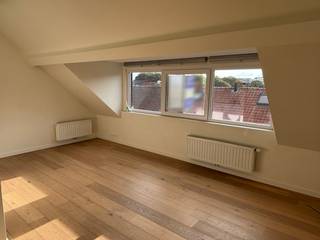 Laat je verrassen door deze lichtrijke studio in dit kleinschalig gebouw, bestaande uit vier wooneenheden. Het gebouw werd gerenoveerd in 2018 en is voorzien van alle comfort. Op wandelafstand van de supermarkt, bushalte, stadscentrum, ... De studio is gelegen op de derde verdieping en heeft volgende indeling: trap naar leefruimte met open keuken, ingemaakte kast, slaaphoek met apart toilet, douche en lavabo. Verwarming op CV gas, aparte meters. Er is geen lift en geen syndicus waardoor de maandelijkse kosten per maand zeer laag liggen! De studio is momenteel verhuurd, dus gegarandeerd rendement. Ook een uitstekende investering voor studerende kinderen of starters.