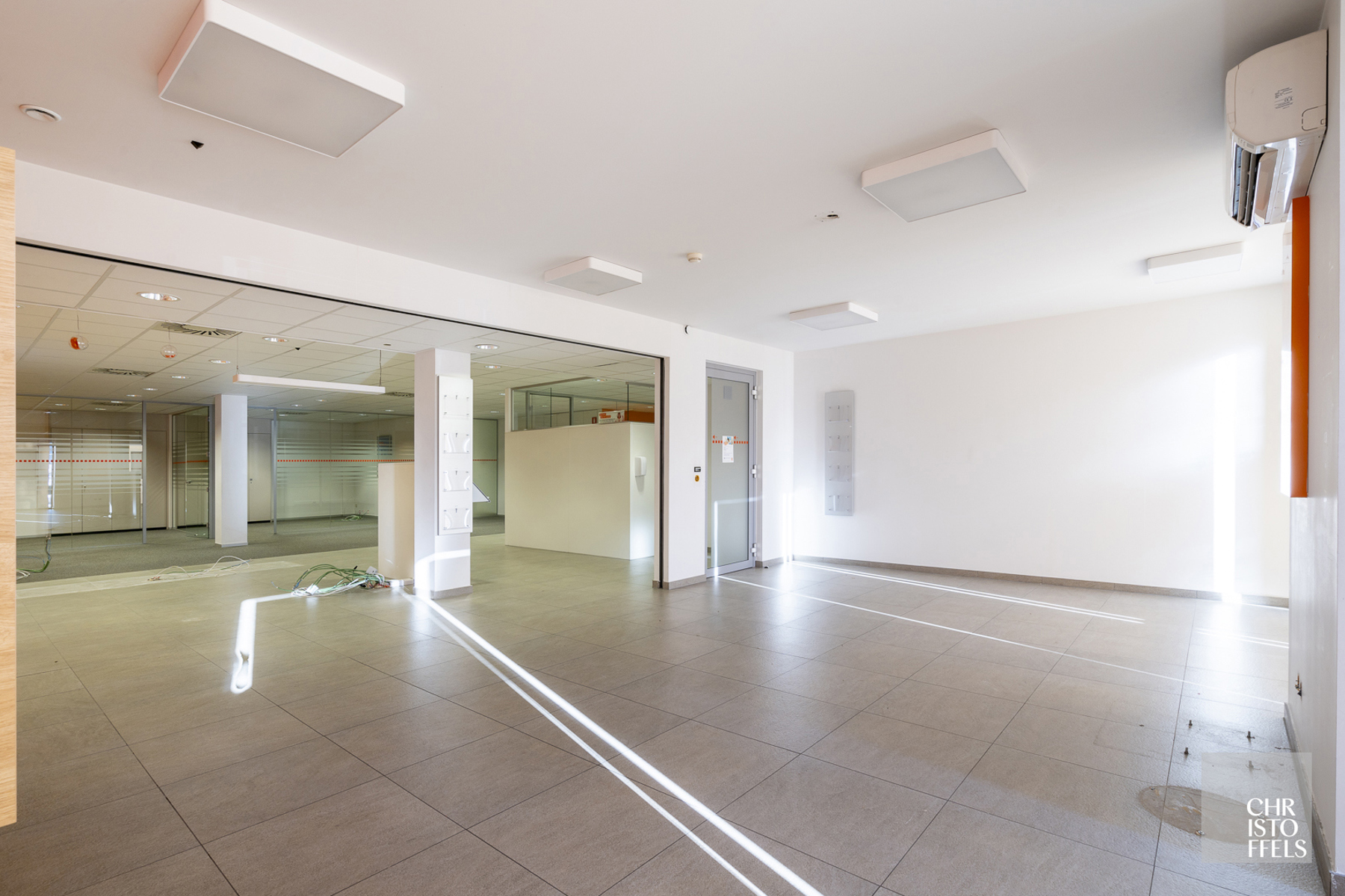 Commerciële ruimte (271m²) mét parkeergelegenheid op een strategische locatie in Lanaken! - foto 2