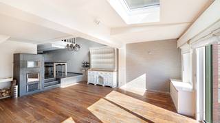 Mooi woonhuis met parking in het centrum van Heist, op korte afstand van het strand. In slechts enkele minuten, via het mooie Directeur-Generaal Willemspark, staat u op de Zeedijk. Een prima locatie voor zowel vaste bewoning als tweede verblijf. Alle voorzieningen in een straal van 500 meter. Uiterst centraal en rustig gelegen.<br /><br />Grote troef: mogelijkheid tot het huren of aankopen van een gesloten garage achteraan het perceel.<br /><br />Indeling:<br />Grote inkomhal met een aparte berging voor WM/DK. Via de inkomhal komt u terecht in een enorme leefkeuken voorzien van een kook- en eeteiland. Aansluitend een grote living met raampartijen over de volledige breedte wat zorgt voor veel licht en een leuke connectie met de tuin. Op de eerste verdieping een veelzijdige ruimte die kan dienen als tv- of leeshoek, of als bureau voor thuiswerk. Verder nog 2 slaapkamers, een badkamer en een apart toilet op deze étage. Vaste trap naar de tweede verdieping waar u terechtkomt in een prachtige masterbedroom met zijn eigen privé-badkamer. Als laatste nog een grote opbergzolder onder de nok.<br /><br />Een huis met veel ruimte, een toffe indeling en veel troeven.<br />Private parkeerplaats voor het huis inbegrepen. <br /><br />Bezoek gewenst of meer informatie?<br />Contacteer Sacha Vanrafelghem op GSM 0487/43.79.10.