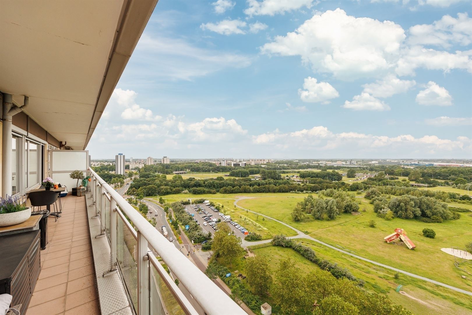 Volledig gerenoveerd appartement met exclusief uitzicht op de stad, EPC B en zonnig terras - foto 4