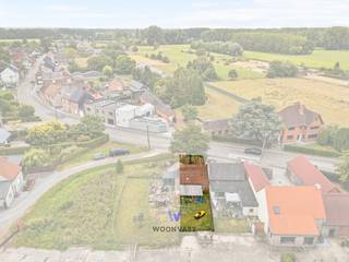 Bent u op zoek naar een bouwgrond om uw eigen woning volledig naar wens te realiseren? Dan is deze bouwgrond in de Vrankrijkstraat te Schoonaarde een uitstekende opportuniteit.<br /><br />Met een perceeloppervlakte van 200 m² biedt deze bouwgrond de mogelijkheid om een gesloten bebouwing op te richten, conform de geldende stedenbouwkundige voorschriften.<br /><br />De bouwvoorschriften verkregen van stad Dendermonde zijn: <br /><br />- Maximaal 2 bouwlagen met een hellend dak.<br />- De huidige voorbouwlijn dient gevolgd te worden.<br />- Maximale bouwdiepte van 14 meter op het gelijkvloers.<br />- Maximale bouwdiepte van 12 meter op de verdieping.<br />- Een minimale tuinzone van 6 meter dient behouden te blijven.<br /><br />De ligging vormt een extra troef. Dankzij de nabijheid van het station van Schoonaarde geniet u van een vlotte verbinding richting Dendermonde, Gent en Brussel. Daarnaast bevinden winkels, scholen en andere dagelijkse voorzieningen zich op korte afstand.<br /><br />Bent u benieuwd naar de mogelijkheden die deze bouwgrond te bieden heeft? <br />Contacteer Kyan via kyan@woonvast.be of 0470/35.32.06!
