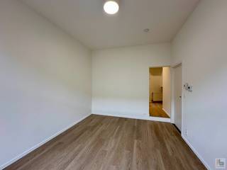 <strong>PLAN UW BEZOEK VIA ONZE WEBSITE: www.immoboss.be</strong><br /><br />Deze centraal gelegen studio (30 m<sup>2</sup>) bevindt zich op de eerste verdieping van een kleinschalige residentie en werd volledig gerenoveerd.<br />Indeling: leef-en woonruimte, ingerichte keuken, badkamer met douche en lavabo en apart toilet.<br /><br />Huurprijs: € 625/ maand + € 25 gemeenschappelijke kosten<br />Onmiddellijk beschikbaar<br />Domicilie verplicht - verhuur aan studenten is niet mogelijk <br />EPC: C-label (231 kWh/m<sup>2</sup> jaar)<br /><br /><strong>PLAN UW BEZOEK VIA ONZE WEBSITE: www.immoboss.be</strong>