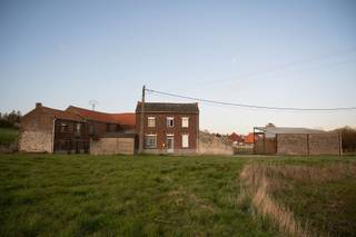 Deze voormalige boerderij is volledig te renoveren.  Het pand bestaat uit een te renoveren woningen, oude stallingen van koeien en varkens, een...