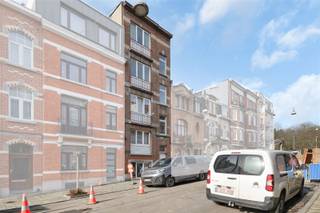 Dit gebouw van 5 erkende eenheden is ideaal gelegen in het hart van Anderlecht, naast het Astridpark en op loopafstand van openbaar vervoer, scholen en winkels.De eenheden bestaan uit een woonkamer, keuken, slaapkamer en doucheruimte. Elke verdieping heeft zijn eigen gasketel en individuele meters voor water, gas en elektriciteit.Perfect voor een winstgevende investering.Bod vanaf 650.000€, onder voorwaarde van aanvaarding van de verkoper.