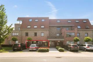 <p><span>Situation<br />Cet</span><span>appartement récent est situé dans un quartier résidentiel agréable de la belle et tranquille ville d'Assenede.<br />Il fait partie de une résidence très bien entretenue et de construction récente.<br />L'immeuble d'appartements est situé au centre et à proximité de deux écoles primaires (450-600m), de magasins (Smatch à 250m) et des transports en commun (arrêt de bus à 200m). Les polders et la nature sont également à proximité.<br /><br /></span></p><p><span>Appartement au rez-de-chaussée<br />Vous</span><span>bénéficierez d'un haut niveau de finition, d'une faible consommation d'énergie et du confort du chauffage par le sol.<br />En outre, les toilettes sont également raccordées à l'eau de pluie.<br /><br />L'agencement de l'appartement est le suivant :<br />/ hall d'entrée avec vestiaire<br />/ toilettes invités<br />/ chambre à coucher <br />/ belle salle de bain avec douche à l'italienne et meuble lavabo contemporain<br />/ espace de vie agréable et lumineux avec une cuisine ouverte de qualité installée et équipée des appareils nécessaires<br />/ la terrasse est accessible par une fenêtre coulissante dans l'espace de vie<br /><br />Il a été très inventif de prévoir des espaces de rangement dans cette résidence.#Vous trouverez de nombreux placards intégrés - du sol au plafond - pour ranger soigneusement vos affaires.<br />NewLine#Un garage intérieur attenant à l'appartement est fourni et accessible par Groenstraat.<br />A l'arrière du bâtiment, dans une zone fermée, vous trouverez le local à vélos commun.<br /> <br /><br /></span></p>