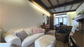 <strong>Comfortabele 2-slaapkamerwoning</strong> met <strong>stadsterras </strong>op een interessante en rustige ligging net aan de rand van <strong>centrum Brugge</strong>.<br />Het pand heeft een vlotte verbinding naar de (kleine) ring en het centrum van Brugge en ligt nabij winkels en openbaar vervoer. <br />+ Uitstekende mobiscore  9,3 op 10! <br />+ Er zal nog een nieuwe keuken en een nieuw badkamermeubel geplaatst worden!<br /><br />Omvat een inkom, living, ingerichte keuken ( Zal vernieuwd worden ), berging, 2 slaapkamers, badkamer met ligbad douche combi, een zolder en een gezellig stadsterras.<br />#leukwonen #brugge<br /><br />Beschikbaar  1 april 2026