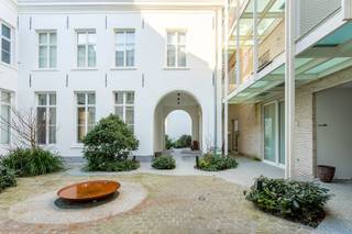 Locatie:Dit prachtige appartement is gelegen in de exclusieve residentie Regency Gardens op de derde verdieping. Met zijn moderne high-end afwerking...