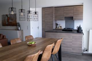 Appartement met twee slaapkamers en garagebox te huur in Boechout.Indeling: Inkomhal, living met halfopen keuken, berging, apart...