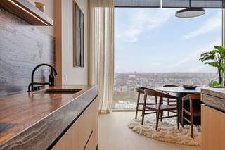 Eén van de iconische gebouwen die de skyline van Antwerpen vormen. <br /><br />Wonen in het centrum van de Stad, aan het vernieuwde operaplein, op de kroon van de Meir en luttele fietsminuten van het Zuid en het Eilandje.<br />Te midden van de Metropool Antwerpen: tussen mode en diamant, tussen "de Leien en de Kaaien", waar oud en nieuw samen komen, het hart van de stad is uw achtertuin. <br /><br />Duurzaamheid en kwaliteit vormen de bouwstenen van de Antwerp Tower. De gevel wordt gekenmerkt door middel van gepolijste betoncomponenten met witte marmergranulaten en lichtgouden raampartijen. Tijdloos elegent, stijlvol eigentijds. <br /><br />Een royale lobby leidt u naar de separate liften die toegang geven tot de bovenste penthouses. De Serenity appartementen zijn gelegen op de 22ste tot en met de 26ste verdieping. <span>Optimale luxueuze afwerking op maat, royale glaspartijen en een uitzonderlijk panoramisch zicht !<br /><br />Wonen in één van de meest iconische gebouwen van Antwerpen ! <br /><br /></span>