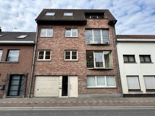 Appartement op de eerste verdieping met terras en garage te Zulte.<br /><br />Nabij het centrum van Zulte bevindt zich dit instapklare appartement op de eerste verdieping. Dankzij de centrale ligging geniet u van een vlotte bereikbaarheid, met winkels, openbaar vervoer en ontspanningsmogelijkheden op wandelafstand. Deze verzorgde residentie bevindt zich op een boogscheut van zowel het centrum van Zulte als dat van Waregem en geniet van een vlotte verbinding naar het op- en afrittencomplex van de E17.<br /><br />Bij het binnenkomen komt u terecht in een ruime inkomhal die rechtstreekse toegang biedt tot de lichtrijke leefruimte met open keuken. De keuken is voorzien van een keramische kookplaat, vaatwasser, frigo met diepvries, oven en dampkap.<br /><br />Het appartement beschikt over twee volwaardige slaapkamers, waarvan één directe toegang biedt tot het zuidgericht terras. Verder is er een badkamer, een afzonderlijk gastentoilet en een praktische berging aanwezig.<br /><br />Het appartement wordt verwarmd via centrale verwarming op aardgas en is aangesloten op het stadswater. Het gebouw beschikt bovendien over een lift, wat het comfort extra verhoogt.<br /><br />Achteraan het gebouw bevindt zich een garagebox, die verplicht mee aan te kopen is aan € 25.000.<br /><br />Bent u op zoek naar een appartement om zelf te bewonen of naar een interessante investering? Neem dan zeker contact op om een afspraak in te plannen.
