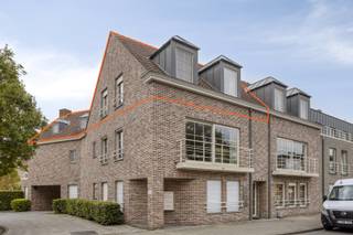 Op de tweede verdieping van een verzorgd en kleinschalig gebouw met lift bevindt zich dit instapklare en lichtrijke appartement. Het appartement...