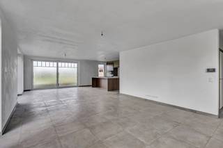 Ontdek deze prachtige halfopen nieuwbouwwoning, waar modern comfort en landelijke charme samenkomen.Deze woning biedt alles wat je nodig hebt voor...