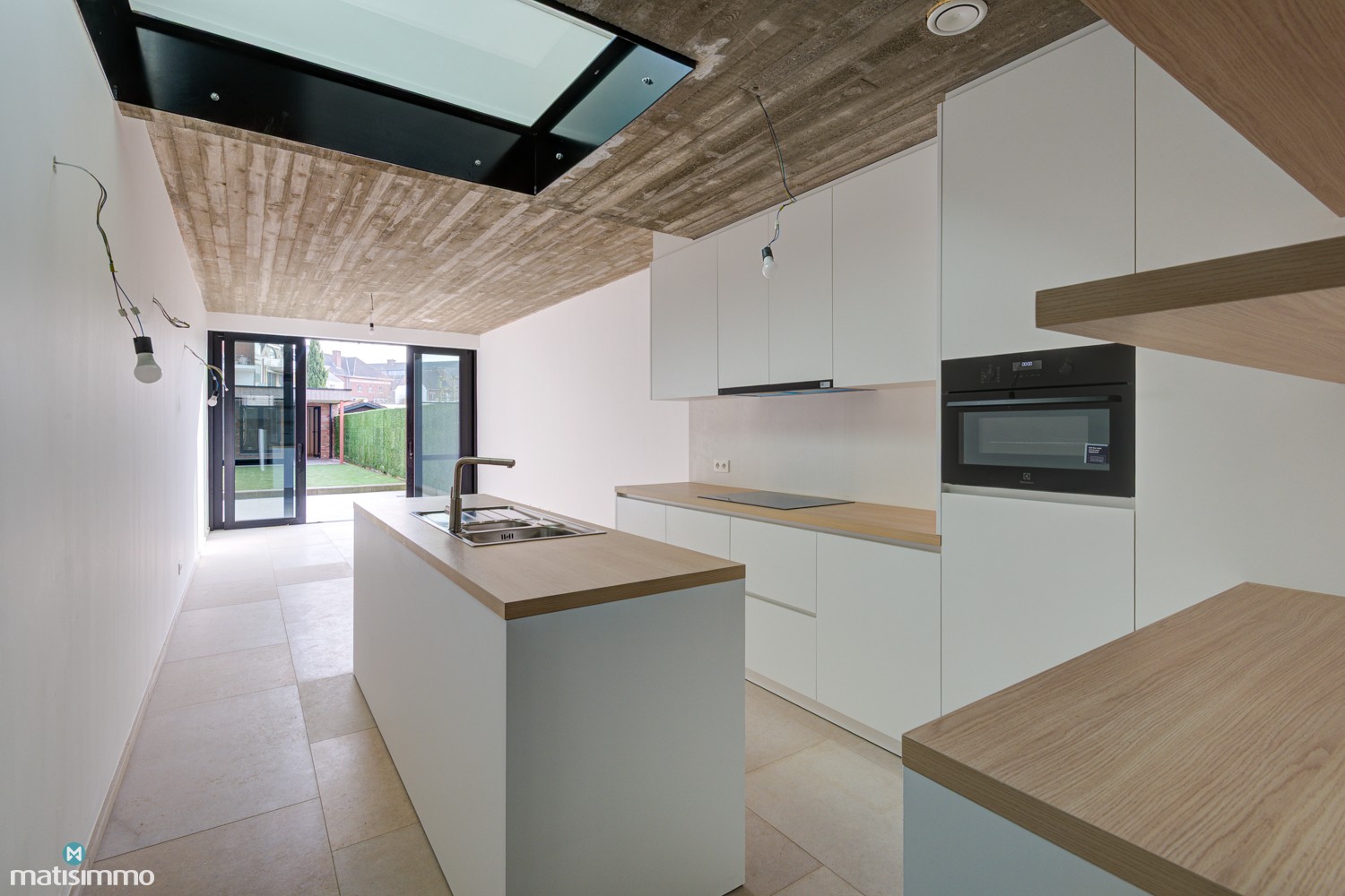 VOLLEDIG VERNIEUWDE TUSSENWONING (EPC A) MET 3 SLAAPKAMERS, BETONKELDER EN TUIN IN STADSCENTRUM BILZEN - foto 1