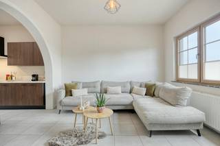 Cette charmante maison de ville a été entièrement rénovée et forme aujourd'hui un ensemble magnifiquement harmonieux. Derrière la façade de caractère, il y a environ 190 m² de surface habitable, avec cinq chambres, dont quatre sont actuellement utilisées comme chambre et une comme bureau. De plus, la maison dispose de deux salles de bains spacieuses. <br /><br />Au rez-de-chaussée, vous trouverez un hall d'entrée avec placards intégrés, un salon confortable avec coin salon, une cuisine entièrement équipée avec îlot et un coin repas attenant. Depuis le salon, il y a un accès direct à la terrasse et au jardin par la fenêtre coulissante. Le rez-de-chaussée comprend également une salle de bain/buanderie pratique et des toilettes séparées. Le premier étage comprend un bureau et deux chambres, dont une spacieuse chambre principale avec dressing. Au deuxième étage, il y a deux autres chambres et une salle de bain spacieuse avec douche à l'italienne. Un sous-sol propre offre un espace de rangement pratique supplémentaire.<br /><br />Le jardin urbain orienté sud-ouest est un atout absolu. La terrasse fermée offre beaucoup d'intimité et constitue l'endroit idéal pour profiter de la paix et de la tranquillité. Le stationnement y est également très confortable. De l'arrière, la maison est accessible par une route de servitude et la propriété dispose de quatre places de parking privées.<br /><br />Dans le passé, la maison était divisée en deux numéros de bus, mais elle est actuellement meublée comme une jolie maison familiale. En tant qu'investissement, cela offre également des opportunités intéressantes. Les compteurs doubles sont toujours présents et n'importe quelle division peut être étudiée à maintes reprises.<br /><br />La maison est également techniquement bien équipée avec des panneaux solaires, des fenêtres en PVC avec vitrage à haut rendement, un chauffage central au gaz naturel et une installation électrique conforme. Les certificats EPC actuels datent d'avant la rénovation énergétique.<br /><br />L'emplacement central, juste à l'extérieur du ring principal, est un atout supplémentaire. Le centre-ville, les magasins et les commodités quotidiennes de Hasselt sont facilement accessibles à pied ou à vélo, tandis que la connexion à l'E313 est également excellente.<br /><br />CPE : 162 kWh/m² / CU : 2408491<br />CPE : 203 kWh/m² / CU : 2408522<br /><br /><br /><br />Registre des mesures: non