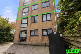 NIEUW TE KOOP - DISTELLAAN 79 "MARIAKERKE"<br /><br />------------------------------------------------------------------<br /><br />Volg Benjamin Eneman om als eerste uw droomwoning te vinden!<br /><br />------------------------------------------------------------------<br /><br />Wenst u meer informatie ? Of wenst u een schatting van uw huidige woonst met een op maat gemaakte verkoopstrategie ?<br /><br />------------------------------------------------------------------<br /><br />Direct contact is mogelijk via Messenger of Benjamin@immofrancois.be <br /><br />------------------------------------------------------------------<br /><br />🌴 Unieke Kans: Modern Appartement vlakbij Zee in Mariakerke/Oostende! 🌊<br /><br />Betreed een wereld van mogelijkheden in dit eigentijdse appartement, ideaal gelegen in de gewilde Distellaan te Mariakerke/Oostende. Deze bijzondere woonruimte biedt niet alleen comfort en gemak, maar ook de prachtige nabijheid van de zee, het bruisende hart van Mariakerke en een scala aan gezellige horecagelegenheden.<br /><br />🏖️ Locatie: Stel je voor: elke dag kunnen genieten van de zee op slechts een steenworp afstand. De Distellaan verwelkomt u met een sfeer van rust en sereniteit, terwijl tegelijkertijd de levendige energie van Mariakerke en Oostende binnen handbereik is.<br /><br />🏡 Het Appartement: Binnenin wacht een modern appartement met eindeloze potentie. De ruime woonkamer baadt in natuurlijk licht en biedt een gevoel van vrijheid. Hoewel de keuken en badkamer een lichte opfrissing kunnen gebruiken, zijn dit juist de ruimtes waar u uw persoonlijke stijl kunt laten schitteren. Een kans om uw eigen droomomgeving te creëren!<br /><br />🍽️ Culinaire Ervaringen: Voor de liefhebbers van lekker eten en gezelligheid is er een scala aan eetgelegenheden in de buurt. Van knusse cafés tot culinaire hotspots, uw smaakpapillen zullen worden verwend.<br /><br />🌳 Goed Onderhouden Residentie: Het appartement maakt deel uit van een goed onderhouden residentie, waar comfort en veiligheid hand in hand gaan. Deze residentie weerspiegelt de zorg die wordt besteed aan het behouden van een hoogwaardige leefomgeving.