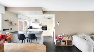 Instapklare en verzorgde woning voorzien van 2 garages (1 inpandig en 1 losstaand), alsook een mooie tuin met veel zon. Deze aangename gezinswoning is rustig gelegen in een doodlopende straat, vlakbij het strand. <br /><br />De woning werd vernieuwd in 2018 en heeft volgende indeling: <br /><br />Niveau 0: aangename inkomhal met de trap, een ruime inpandige garage en een aparte wasplaats. Grote tuin met zonneterras achteraan en toegang tot de tweede garagebox.<br />Niveau +1: een leuke woonkamer met veel licht en een volledig ingerichte open keuken met eeteiland. Via de keuken hebt u toegang tot een klein terrasje en de onderliggende tuin. Verder nog een gastentoilet op de hall. <br />Niveau +2: drie slaapkamers en een prachtige badkamer met douche en toilet. <br /><br />Energiezuinig EPC-attest (B-label). Overal verwarming op aardgas (condensatieketel), elektrische rolluiken, blanco elektriciteitskeuring, … <br /><br />Bezoeken of meer informatie? <br />Contacteer Sacha Vanrafelghem op GSM 0487/43.79.10.