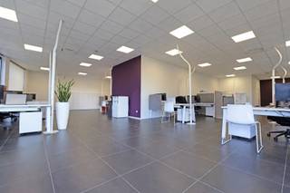 <p><span>Gelijkvloerse handels-, praktijk- of kantoorruimte met een totale vloeroppervlakte van ±260 m². De vaste kosten bedragen ± 3.000€ per jaar, K.I. ten laste van de huurder. Vier ondergrondse autostaanplaatsen inbegrepen in de huurprijs alsook een ruime kelderberging. </span></p><p><span>Parkeermogelijkheid in de onmiddellijke omgeving. </span></p><p><span>Alle handelsactiviteiten en vrije beroepen zijn toegelaten met uitzondering van Horeca.</span></p><p><span> </span></p><p><span>Vrij vanaf 01/03/2027</span></p>