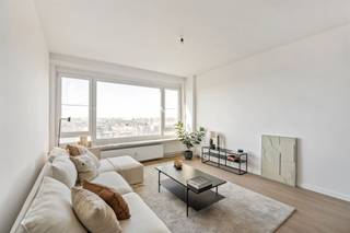 <p><span>Instapklaar gerenoveerd appartement met panoramisch uitzicht – 9de verdieping</span></p><p><span> </span></p><p><span>In een uitstekend onderhouden gebouw bevindt zich dit volledig gerenoveerde en instapklare appartement op de 9de verdieping. Dankzij de hoge ligging geniet je hier dagelijks van een adembenemend panoramisch uitzicht over de omgeving.</span></p><p><span>De ruime en lichtrijke woonkamer vormt het hart van het appartement. Aansluitend bevindt zich de praktische, moderne keuken met toegang tot een klein terras.</span></p><p><span>Verder beschikt het appartement over twee volwaardige slaapkamers, een apart toilet en een aparte berging met aansluitingen voor wasmachine en droogkast. De recent vernieuwde badkamer is uitgerust met een inloopdouche en een stijlvol badkamermeubel.</span></p><p><span>Daarnaast is er een privatieve kelder inbegrepen, wat extra opbergruimte biedt.<br />Optioneel kan een ondergrondse autostaanplaats worden aangekocht voor €15.000.</span></p><p><span> </span></p><p><span>Bijzonderheden:</span></p><ul><li><span>Instapklaar en volledig gerenoveerd</span></li><li><span>9de verdieping met magnifiek uitzicht</span></li><li><span>Twee ruime slaapkamers</span></li><li><span>Aparte berging met wasmachine- en droogkas tvoorziening</span></li><li><span>Terras aan de keuken</span></li><li><span>Elektriciteit conform</span></li><li><span>EPC-label B</span></li><li><span>Veiligheidsdeur</span></li><li><span>Mooie parketvloer </span></li><li><span>Privatieve kelder inbegrepen</span></li><li><span>Mogelijkheid tot aankoop van een autostaanplaats</span></li></ul><p><span> </span></p><p><span>In de geliefde Kruishofstraat, op een steenworp van het stadscentrum en vlak bij belangrijke invalswegen bevindt zich dit instapklare appartement. </span></p><p><span>Dankzij de centrale ligging geniet u van alle comfort: scholen, winkels, openbaar vervoer en parken liggen op wandelafstand.</span><span> </span></p><p><span> </span></p><p><span>Een ideaal appartement voor wie op zoek is naar comfort, licht en een prachtig zicht.<br />Contacteer ons snel voor een bezoek!</span></p><p><span> </span></p><p><span> </span></p>