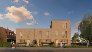 Langs de Bredestraat in Oostakker ontwikkelt Hectaar een nieuwe, groene woonwijk met 28 duurzame woningen, bestaande uit 9 halfopen en 19 gesloten bebouwingen. De woningen liggen rond een autovrij binnengebied, waardoor een rustig en kindvriendelijke woonbuurt ontstaat. Elke woning beschikt over een privatieve tuin en een eigen parkeerplaats. De buurt wordt aantrekkelijk dankzij ruime groenzones, nieuwe aanplantingen, een collectieve moestuin en een gedeelde fietsenberging. De ligging biedt een vlotte verbinding met zowel het centrum van Oostakker als de invalswegen richting Gent. In de nabije omgeving vind je winkels, scholen, openbaar vervoer en recreatie, terwijl het project zelf uitgroeit tot een kleinschalig en aangenaam woonerf.<br /><br /><strong>Indeling van de woning:</strong><br />Gelijkvloers: een inkomhal met gastentoilet, ruime en lichtrijke leefruimte met open keuken, praktische berging.<br />Verdiep: een nachthal met apart toilet, 3 volwaardige slaapkamers, aparte berging en badkamer met ligbad, inloopdouche en dubbel lavabomeubel. <br />Er is een vaste trap naar het tweede verdiep voorzien met in totaal 4 ruime slaapkamers, een aparte bering en toegang tot het dakterras.<br /><br /><strong>Waarom kiezen voor dit project: </strong>
<ul>
	<li>Verlaagd btw-tarief van 6% voor afbraak en heropbouw</li>
	<li>Aantrekkelijke lanceringsprijzen</li>
	<li>Volledig aangelegde en omheinde tuin</li>
	<li>Eigen parkeerplaats met voorbereidingen voor elektrische laden</li>
	<li>Vloerverwarming op het gelijkvloers in combinatie met lucht/water warmtepomp, inclusief zonnepanelen </li>
	<li>Regenwaterput van 7.500 liter aangesloten op toiletten, wasmachine en buitenkraan</li>
	<li>Inclusief private tuinberging</li>
</ul>
Of je nu op zoek bent naar een gezinsvriendelijke thuis of een slimme investering overweegt, dit project biedt een unieke combinatie van ligging, duurzaamheid en woonkwaliteit.<br />Contacteer ons vandaag nog voor meer informatie of een afspraak op ons kantoor.