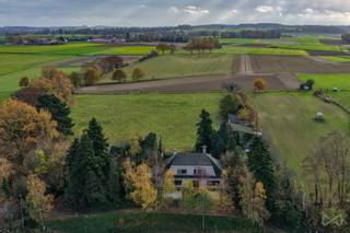 Dans un environnement particulièrement calme et verdoyant à Holsbeek, entouré de paysages ouverts et de larges vues dégagées, nous proposons...