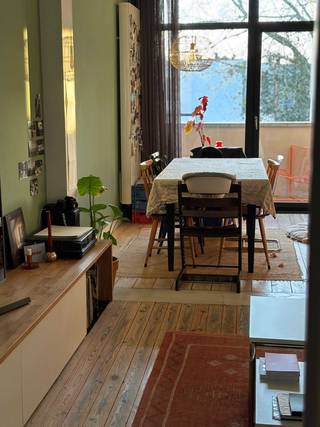 🌿 Charmant Appartement met terras &amp; parken om de hoek!<br /><br />Welkom in het hart van bruisend Borgerhout, waar levendige stadssfeer en groene rust samenkomen. We ontvangen je graag op onze kijkdag zondag 12 april, contacteer ons voor een tijdslot!<br /><br />Dit lichtrijke appartement verwelkomt je met een warme leefruimte, een praktische keuken, een badkamer met douche en toilet, een gezellige slaapkamer en een extra flexibele kamer die vandaag dienst doet als dressing, maar net zo goed je bureau, hobbyruimte of tweede slaapkamer kan zijn.<br />Op het terras met groene uitkijk geniet je van lange zomerdagen in alle rust — een zeldzame luxe in de stad. Daarnaast beschik je over twee kelders, ideaal voor extra opslag of je fancy fiets veilig op te bergen. <br /><br />De ligging is een absolute topper:<br />🌳 Twee parken om de hoek – Boelaarpark &amp; Boekenbergpark<br />☕ Hippe hotspots op wandelafstand – Bloemberen, Rocco, Bocal, Fredo &amp; meer<br />🚆 Mobiliteit troef – Slechts 20 min. wandelen naar Berchem Station<br />🚌 Vlot openbaar vervoer naar het bruisende hart van Antwerpen<br />🛣️ Snelle toegang tot de autostrade.<br /><br />Een thuis waar je meteen voelt: hier woon je met plezier.