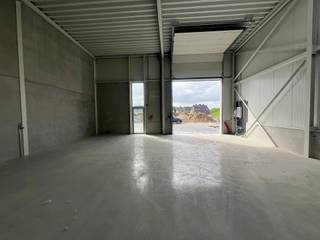 Nieuwbouw KMO-unit van 144 m² te huur in het nieuwe bedrijvenpark "STADSBEEMD", strategisch gelegen op het bedrijventerrein van Halen, vlakbij de op- en afrit 25 van de E314 (Brussel - Leuven - Aken). De nabijgelegen gewestweg N2 (Hasselt - Diest) zorgt eveneens voor een vlotte verbinding met de omliggende steden en gemeenten. Goedkopere elektriciteit door zonnepanelen.<br /><br />KENMERKEN UNIT:<br />- oppervlakte: 144m²<br />- staalconstructie met geïsoleerde sandwichpanelen en steeldeck met lichtstraat<br />- vrije hoogte: 6 m<br />- 1 elektrische sectionaalpoort (4,5mH x 4mB), 1 loopdeur, extra glaspartij<br />- 63A stroomvoorziening, LED-verlichting en stopcontacten (220V/380V)<br />- zonnepanelen<br />- polybeton vloer (1T/m²)<br /><br />Vermelde huurprijs is exclusief BTW en gemeenschappelijke kosten!<br /><br />Ideaal voor ondernemers die op zoek zijn naar een kwalitatieve werk- of opslagplaats en daarbij belang hechten aan een goede locatie, gebouwen met uitstraling en de juiste prijs/kwaliteit verhouding.